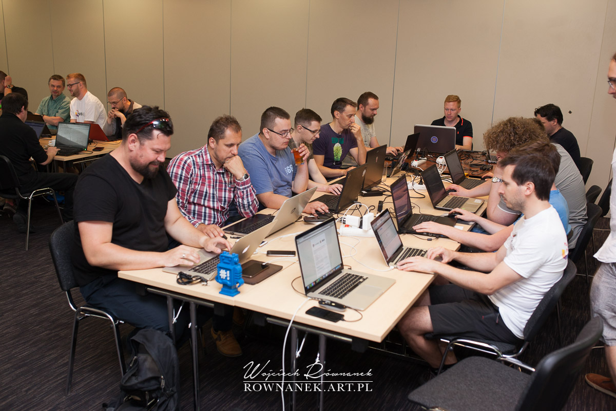 Obrazek przedstawia ludzi pracujących nad poprawkami do Wordpressa